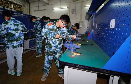 我校举办首届金工实习钳工技能竞赛